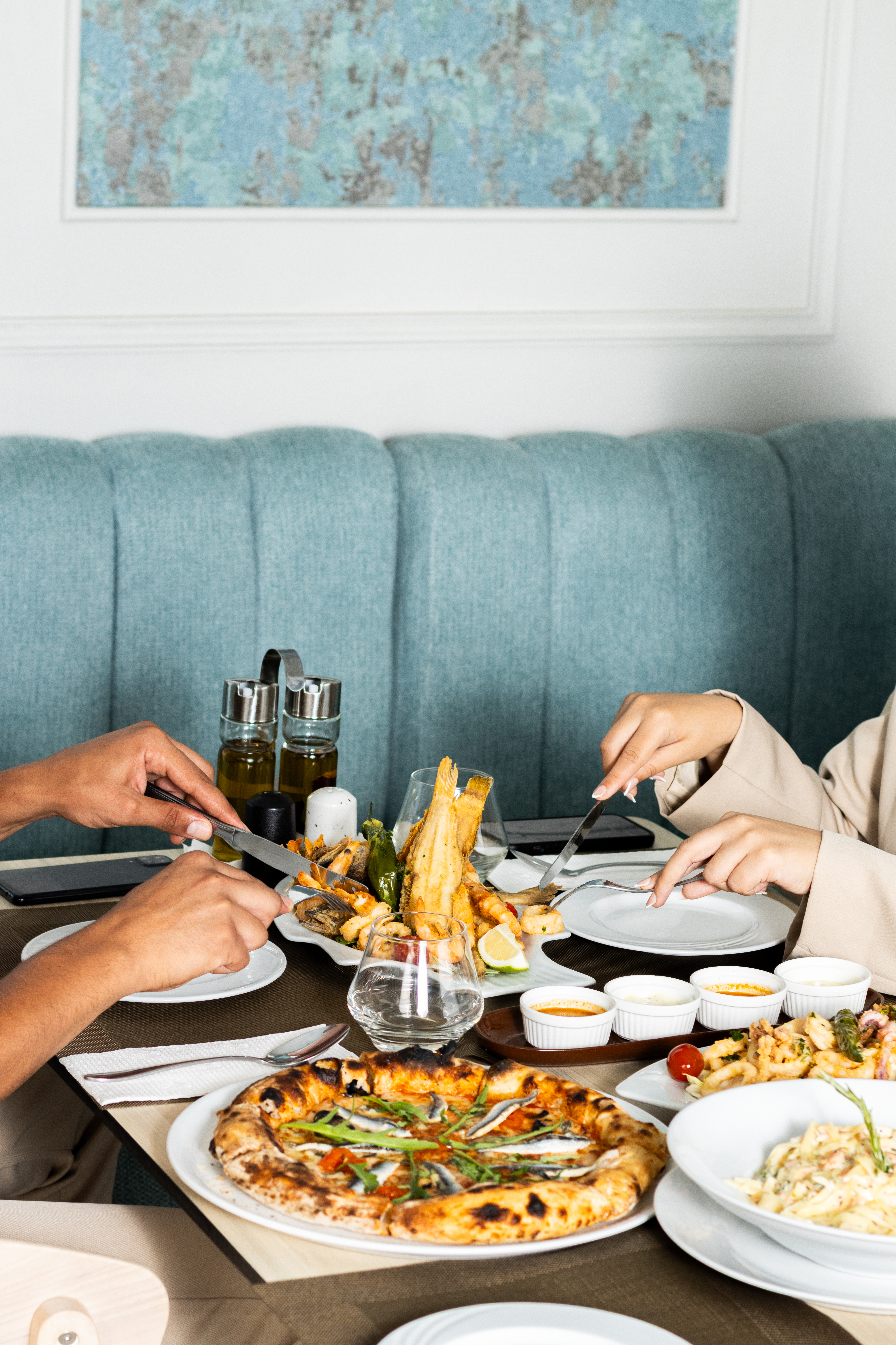 Un couple partage un repas de poisson dans un restaurant spécialisé en poissons à Casablanca.